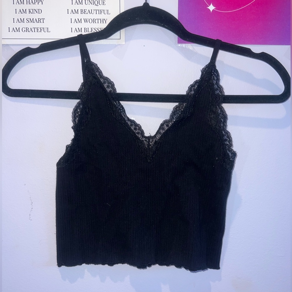 Romantic Getaway Seamless Lace Detail Cropped Cami Love Tree